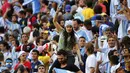 Para fans berkumpul dengan memakai seragam dan mengibarkan bendera Argentina, Brasil, Sabtu (5/7/14). (REUTERS/Pilar Olivares)