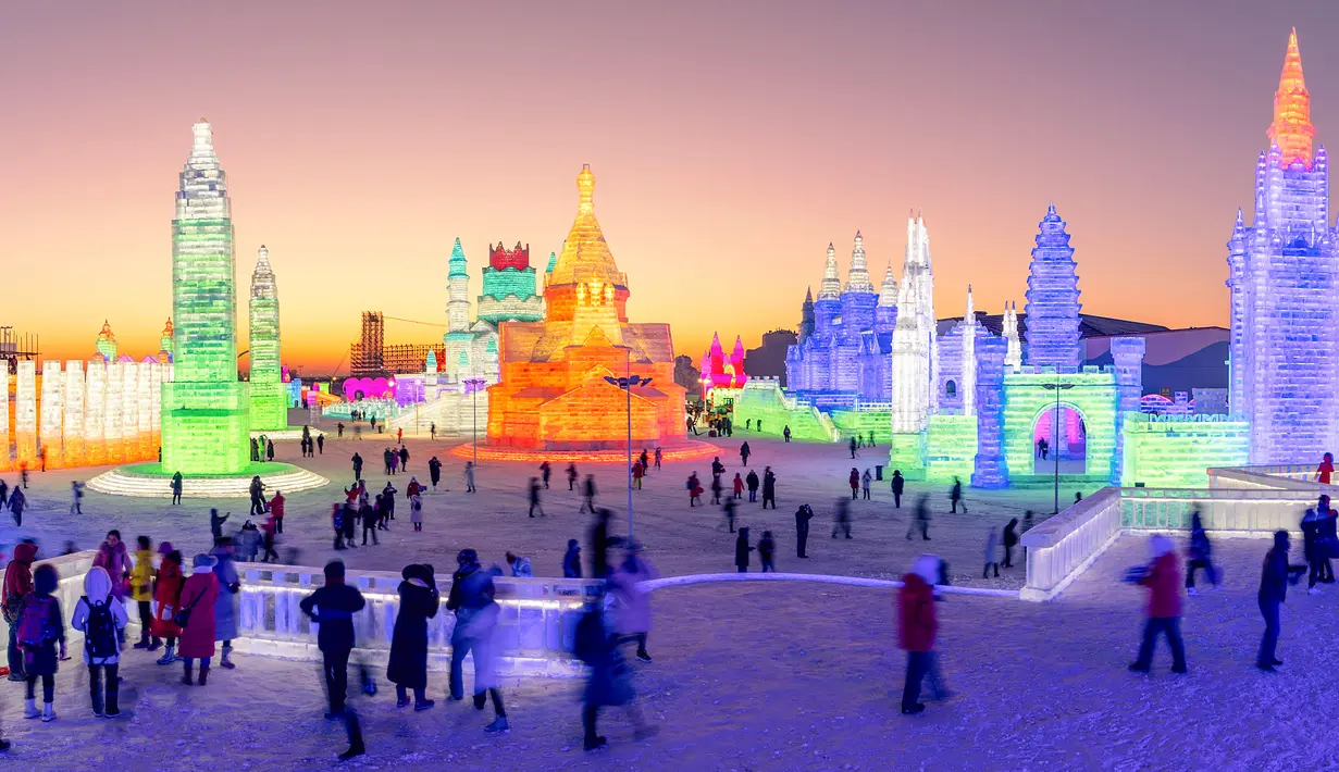 Foto pada 24 Desember 2018 menunjukkan orang-orang mengunjungi Harbin Ice Snow World di Harbin, provinsi Heilongjiang, China. Atas kemegahan dan kecantikannya, setiap tahun jutaan wisatawan selalu datang ke festival ini. (STR / AFP)