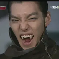 Biasanya Kim Woo Bin tampil tampan di setiap kesempatan. Namun begini jadinya saat aktor kelahiran 16 Juli 1989 ini menjadi seorang drakula. (Foto: koreaboo.com)