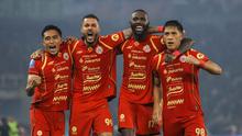 Pemain Persija Muhammad Rayhan Hannan, Emaxwell Souza De Lima, Allano Brendon De Souza Lima dan Eksel Timothy Joseph Runtukahu (kiri ke kanan) saat merayakan kemenangan atas Persebaya pada pertandingan pekan ke-27 BRI Super League 2025/2026 di Stadion Utama Gelora Bung Karno (SUGBK), Jakarta, Sabtu (11/4/2026). Menjamu Persebaya Surabaya di Stadion Utama Gelora Bung Karno (SUGBK), Persija Jakarta tampil impresif. (Bola.com/Bagaskara Lazuardi)