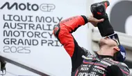 Pembalap&nbsp;Aprilia Racing, Marco Bezzecchi, berhasil meraih podium ketiga di MotoGP Australia yang berlangsung di&nbsp;Sirkuit Phillip Island, Minggu (19/10/2025) siang WIB. (AFP/Martin Keep)