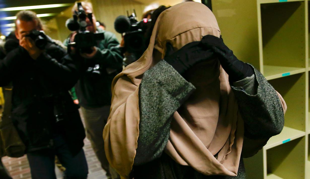 Amira B saat tiba untuk melakukan kesaksian di pengadilan Munich , Jerman, (17/3). Pengadilan Munich menginginkan saksi Amira B yang menggunakan cadar untuk membukanya tetapi mendapatkan penolakan. (REUTERS / Michael Dalder)