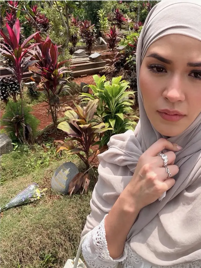 Tampilan Raisa Rayakan Lebaran Tanpa Ibunda dan Hamish Daud. [@raisa6690]