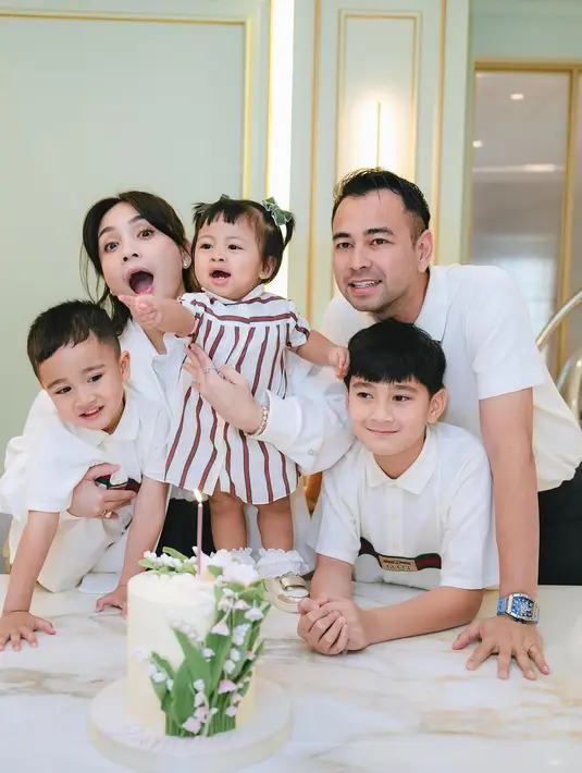 Nagita Slavina tampil anggun dengan blouse putih lengan panjang, memancarkan aura keibuan yang lembut dan elegan. Rambut panjang yang digerai dan makeup minimalis membuat penampilannya tampak effortless namun tetap memikat. [@raffinagita1717].