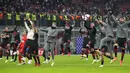 Para pemain AC Milan merayakan berakhirnya laga melawan Torino pada pertandingan Liga Italia Serie A di Stadion San Siro, Milan, Italia, 26 Oktober 2021. AC Milan menang 1-0. (AP Photo/Luca Bruno)