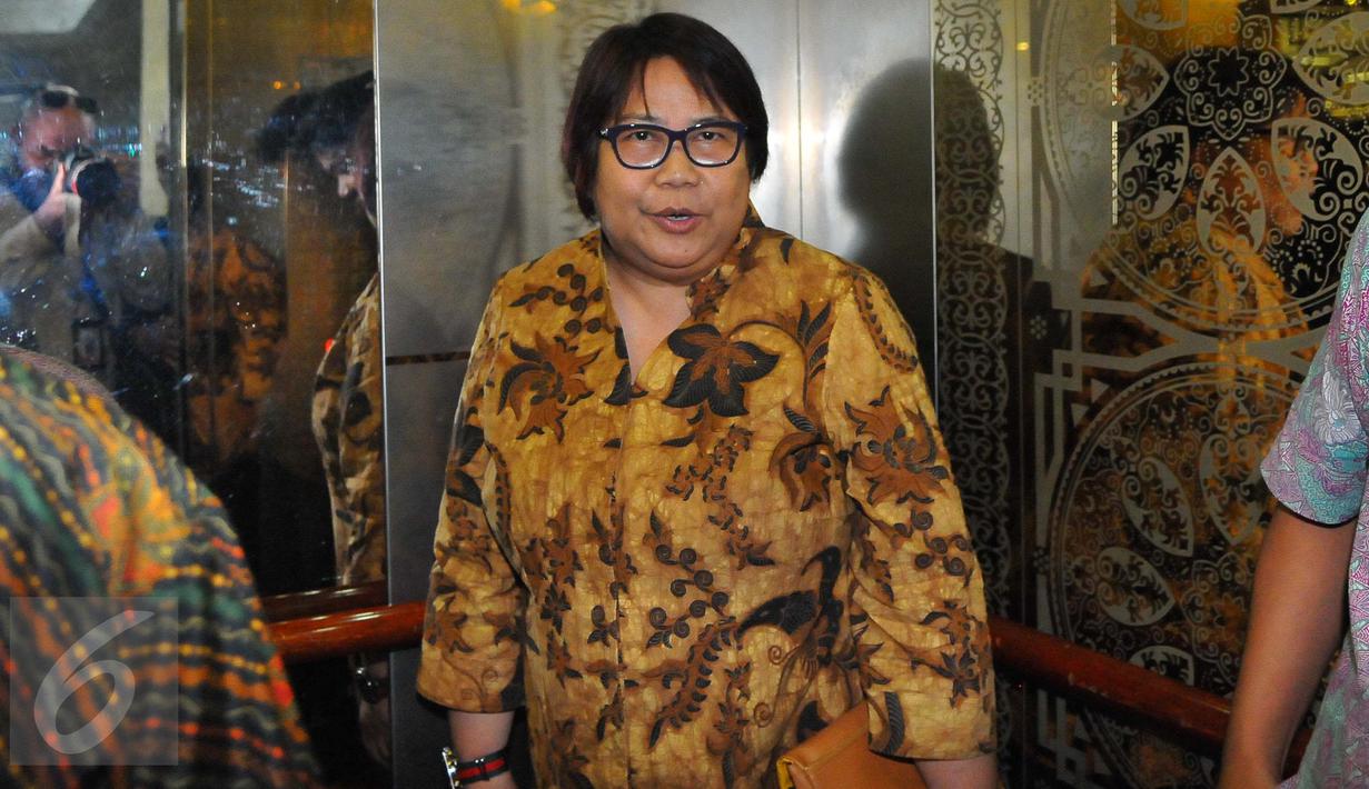 Plt Direktur Utama Pertamina Yenni Andayani setelah memberikan keterangan pers di Kementerian BUMN, Jumat (3/2). Kementerian BUMN menunjuk Yenni Andayani sebagai pelaksana tugas (Plt) direktur utama Pertamina. (Liputan6.com/Angga Yuniar)