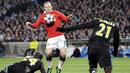 Striker MU Wayne Rooney mengontrol bola dikawal bek Marseille Souleymane Diawara dalam leg pertama 16 besar Liga Champions di Stade Velodrome, 23 Fabruari 2011.AFP PHOTO/BORIS HORVAT