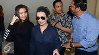 Reza Artamevia memenuhi panggilan polisi untuk menjalani pemeriksaan terkait laporannya terhadap Gatot Brajamusti, Senin (17/10/2016). Reza didampingi pengacara dan putrinya, Aaliyah Massaid. (Herman Zakharia/Liputan6.com)