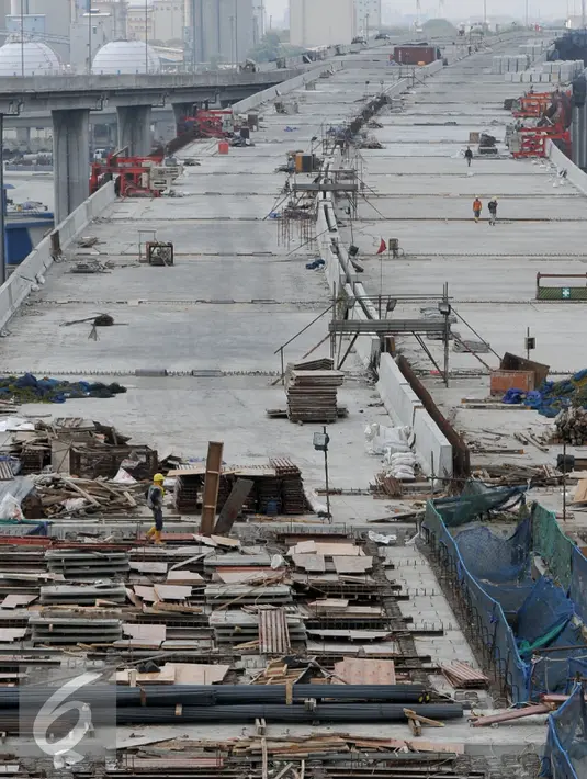Penampakan pembangunan Proyek Jalan layang Non Tol Akses Pelabuhan Tanjung Priok-Simpang Jampea, Jakarta Utara, Selasa (28/7/2015). Kementerian PU menargetkan pembangunan jalan layang Non Tol selesai akhir tahun 2015. (Liputan6.com/JohanTallo)