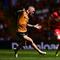 Striker Hull City Oli McBurnie (kiri) berjibaku dengan bek Middlesbrough Luke Ayling pada final play-off promosi ke Liga Inggris di Wembley, Sabtu (23/5/2026). (AFP/Ben Stansall)