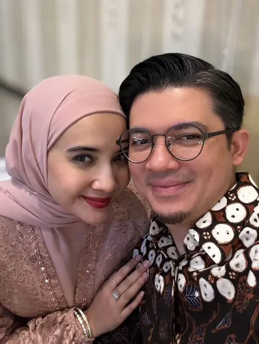 Zaskia pun memadukannya dengan kerudung pink. Wajahnya dipoles cerah dengan blush on pink dan lipstik matte merah di bibirnya. [@irwansyah_15]