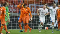Para pemain Belanda (Oranye) tampak lesu setelah timnya kebobolan selama pertandingan Grup A kualifikasi Euro 2016 melawan Ceko di Amsterdam, Belanda, Rabu (14/10/2015). Belanda kalah dengan skor  2-3. (REUTERS/Toussaint Kluiters)