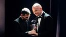 Presiden FIFA, Gianni Infantino, memberikan trofi penghargaan kepada Lionel Messi sebagai pemain terbaik FIFA 2022 di Paris, Selasa (28/2/2023). Striker timnas Argentina dan Paris Saint-Germain itu menyabet penghargaan pemain terbaik FIFA 2022. (AFP/Franck Fife)