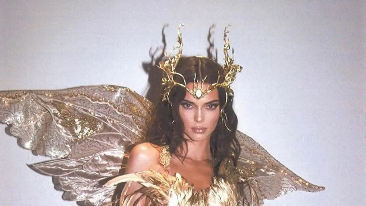 Kendall Jenner pakai headpiece Rinaldy Yunardi