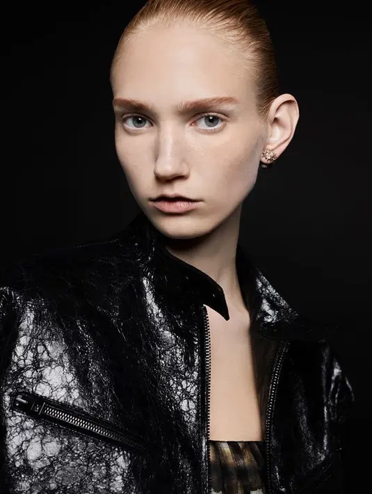 Hiasan kuku terlihat alami dengan Dior Vernis 108 Muguet. [Dior]