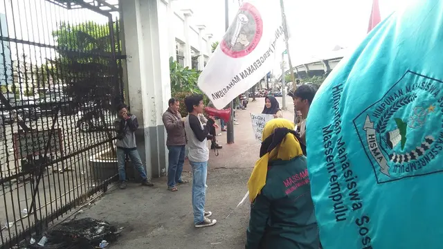 Mahasiswa mendesak Kejati Sulsel memperjelas status penyidikan kasus korupsi bimtek DPRD Enrekang, Sulsel (Liputan6.com/ Eka Hakim)