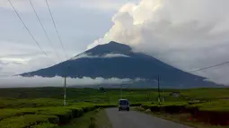 Gunung Kerinci dengan ketinggian 3.805 mdpl merupakan gunung tertinggi di Sumatra. Gunung Kerinci terletak di Provinsi Jambi yang berbatasan dengan provinsi Sumatera Barat ini masih berstatus waspada. (Istimewa) 