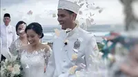 Halaman belakang sebuah vila yang berlokasi di Pantai Batu Belig, Bali, menjadi lokasi pesta pernikahan Asta RAN dan istri. (dok. Instagram @efitfitriani/https://www.instagram.com/p/B1jE68gpMGI/Dinny Mutiah)