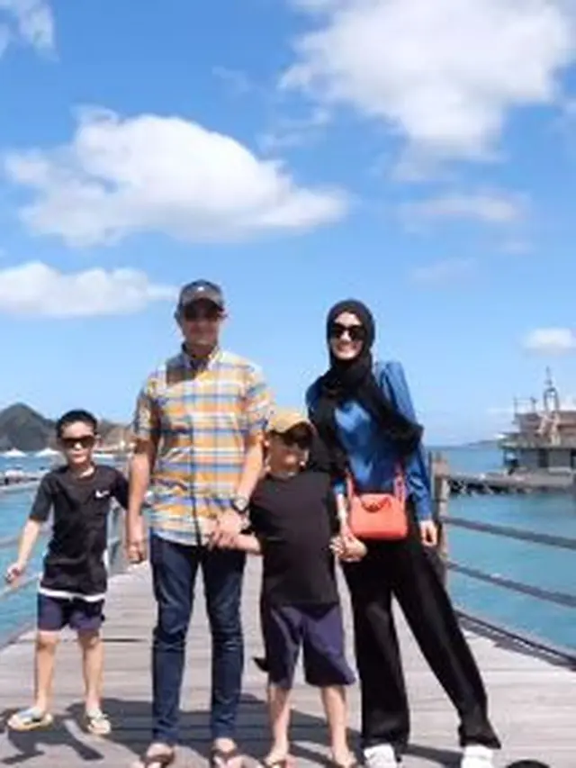 Dude Harlino dan Alyssa Soebandono beserta kedua anak (Instagram/dude2harlino)