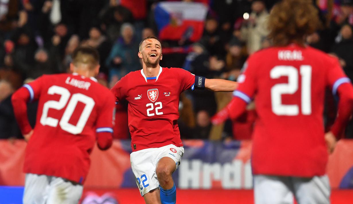 Gelandang West Ham United berusia 29 tahun, Tomas Soucek dipercaya menyandang ban kapten Timnas Republik Ceska pada Euro 2024. Ia diberi kepercayaan menyandang ban kapten Republik Ceska sejak 2021 menggantikan Vladimir Darida yang memutuskan pensiun bersama timnas. Bersama Republik Ceska, Tomas Soucek hingga kini telah mengoleksi 69 caps dengan torehan 12 gol dan 5 assist. (AFP/Michal Cizek)