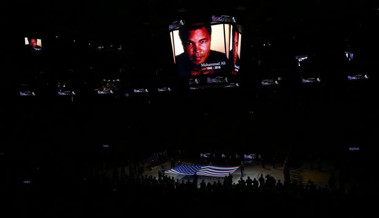 Penghormatan kepada legenda tinju Muhammad Ali sebelum laga Final NBA 2016 antara Cleveland Cavaliers vs Golden State Warriors di Oracle Arena, Oakland, California, USA, Senin (6/6/2016) WIB.  (EPA/John G. Mabanglo)