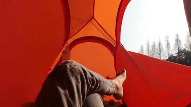 Ingin Bersantai Tanpa Kerja, Pria Ini Pilih Untuk Tinggal di Tenda