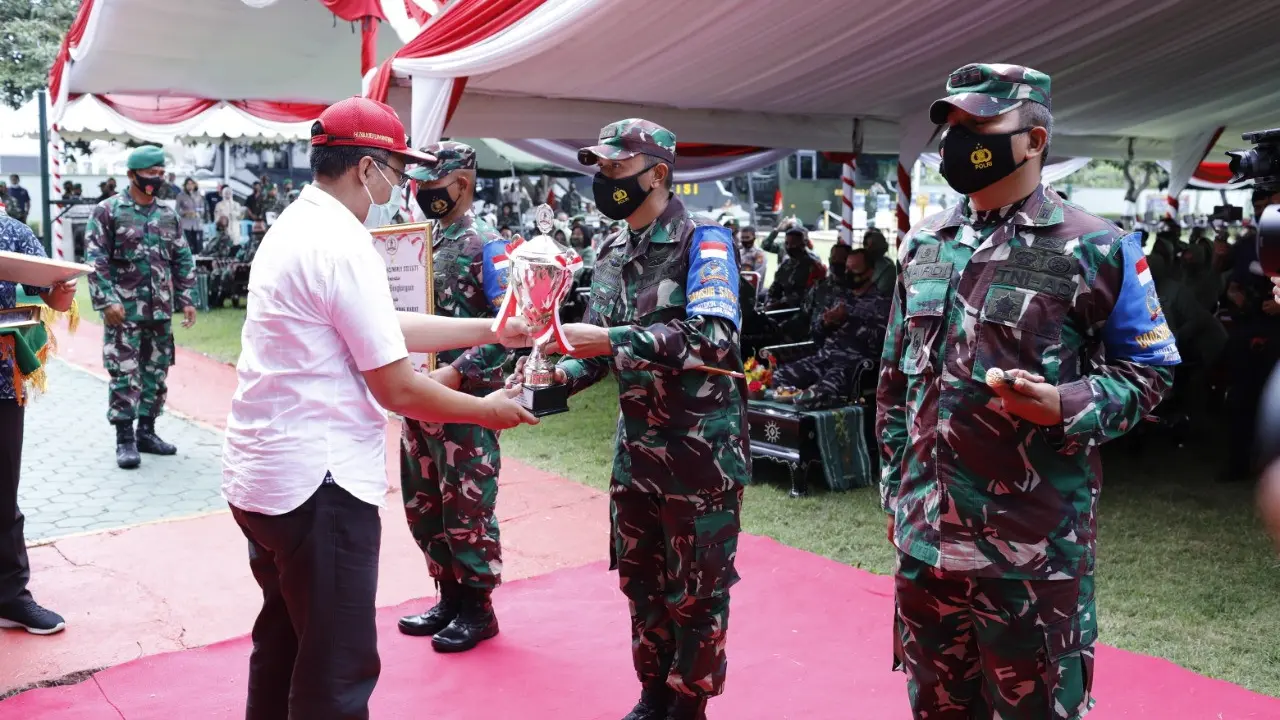 Gubernur NTB menyerahkan penghargaan untuk Kodim terbaik