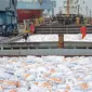 Suasana saat pekerja melakukan aktivitas bongkar muat beras impor di Pelabuhan Tanjung Priok, Jakarta, Jumat (16/12/2022). Perum Bulog mendatangkan 5.000 ton beras impor asal Vietnam guna menambah cadangan beras pemerintah (CBP) yang akan digunakan untuk operasi pasar. (Liputan6.com/Faizal Fanani)