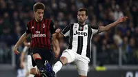Gelandang AC Milan, Mario Pasalic (kiri) berebut bola dengan gelandang Juventus, Miralem Pjanic, pada pertandingan lanjutan Serie A, di Juventus Stadium, Sabtu (11/3/2017) dini hari WIB. (AFP/Marco Bertorello). 