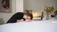 Ilustrasi tidur di kantor/Inemuri (Photo by Polina Zimmerman: https://www.pexels.com/photo/photo-of-woman-sleeping-on-table-3747422/)