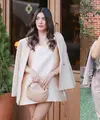 Penampilan Anissa Azizah selalu terlihat mahal saat kenakan blazer yang disampir di pundak. Terbaru, ia pakai blazer dengan cara yang sama saat memeluk Ji Chang Wook. [@anissazizah]