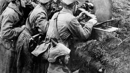 Pasukan Jerman memegang senapan mesin dalam parit saat berlangsungnya Perang Dunia I di Sungai Vistula, Rusia, 1916. Perang Dunia I melibatkan semua kekuatan besar dunia. (AP-Photo, File)