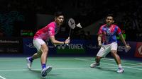 Pebulu tangkis ganda putra Indonesia, Pramudya Kusumawardana/Yeremia Erich Yoche Yacob Rambitan saat bertanding melawan ganda putra Cina Taipei, Lee Yang/Wang Chi Lin pada babak 16 besar Turnamen Bulu Tangkis East Ventures Indonesia Open 2022 di Istora Senayan, Jakarta, Kamis (16/6/2022). Pramudya/Yeremia menang atas peraih medali emas Olimpiade Tokyo 2020 itu dengan rubber game 21-16, 17-21 dan 21-14. (Bola.com/Bagaskara Lazuardi)