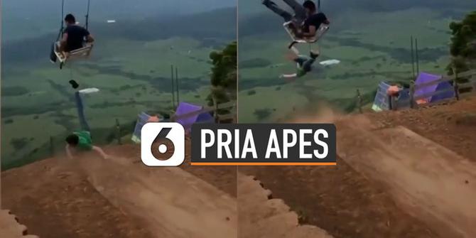VIDEO: Apes Berniat Dorong Ayunan Temannya, Pria Ini Justru Terjungkal