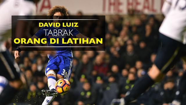 Video bek Chelsea, David Luiz, menabrak seseorang yang sedang melakukan reportase di tempat latihan.