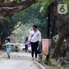 Pengunjung berjalan di Kawasan Ekowisata Mangrove PIK, Jakarta, Rabu (2/8/2023). Kawasan Ekowisata Mangrove PIK memiliki luas 95,50 hektare. (Liputan6.com/Herman Zakharia)