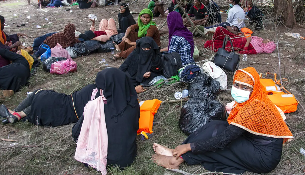 Etnis Rohingya beristirahat di pantai setelah kapal mereka terdampar di Pulau Idaman, Aceh Timur, Aceh, Jumat (4/6/2021). Bangladesh menolak masuk kembali 81 orang pengungsi Rohingya tersebut. (AP Photo/Zik Maulana)