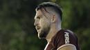 Pemain Persija Jakarta, Marko Simic, mengamati instruksi saat latihan di Lapangan Sutasoma Halim, Jakarta, Jumat (10/5). Latihan ini merupakan persiapan jelang laga Liga 1 Indonesia 2019. (Bola.com/Yoppy Renato)