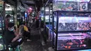 Pedagang bermain samrtphone saat menunggu pembeli di kios Pasar Ikan Hias Sumenep, Jakarta, Minggu (14/11/2021). Sebelumnya, platform media sosial seperti Facebook dan Instagram melarang penjualan hewan peliharaan. (merdeka.com/Iqbal S. Nugroho)