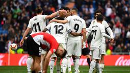 Perayaan gol keduaa Benzema pada laga lanjutan La Liga di pekan ke-33 yang berlangsung di Stadion Santiago Bernabeu, Madrid, Minggu (21/4). Real Madrid menang 3-0 atas Bilbao. (AFP/Gabriel Bouys)