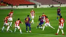 Striker Barcelona, Lionel Messi, berusaha melewati pemain Athletic Bilbao pada laga La Liga di Stadion Camp Nou, Selasa (23/6/2020). Barcelona menang 1-0 atas Athletic Bilbao. (AP/Joan Monfort)