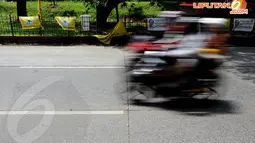 Pagar pembatas pun tak luput dari kibaran bendera parpol peserta pemilu 2014 seperti tampak di jalan depan Universitas Pancasila (Liputan6.com/Helmi Fithriansyah) 