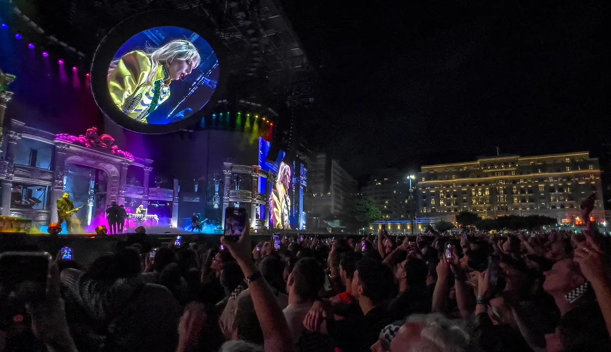 Capaian tersebut menjadikan Lady Gaga sebagai penyanyi perempuan dengan jumlah penonton konser terbanyak sepanjang sejarah. (STRINGER/AFP)