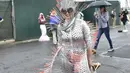 Seorang wanita mengenakan kostum seperti ikan buntal saat mengikuti Parade Mermaid 2017 di Coney Island, New York City (17/6). Acara yang digelar setiap tahun ini menarik jumlah wisatawan. (Eugene Gologursky/Getty Images for Stellar Productions/AFP)
