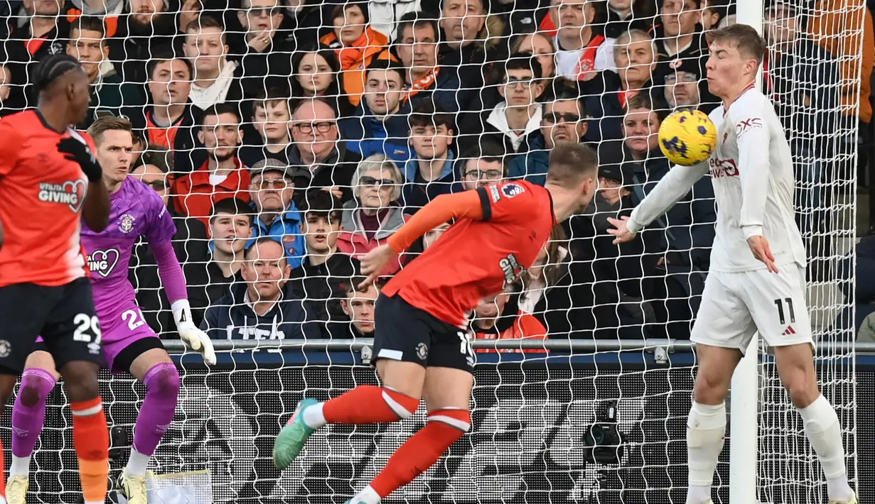 Pemain Manchester United, Rasmus Hojlund, mencetak goll ke gawang Luton Town dalam duel pekan ke-25 Premier League di Kenilworth Road, Minggu (18/2/2024). Rasmus Hojlund tampil memukau dengan memborong dua gol. (AFP/Glyn Kirk)