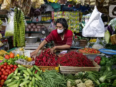Pedagang menata cabai saat menunggu pembeli di kiosnya di Pasar Mede, Jakarta, Rabu (15/12/2021). Harga pangan menjelang Natal 2021 dan Tahun Baru 2022 (Nataru) mengalami kenaikan. (Liputan6.com/Faizal Fanani)