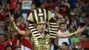 Ekspresi suporter Mesir saat mendukung timnya melawan Uganda pada laga kualifikasi Piala Dunia 2018 di Borg El Arab Stadium, Alexandria, Mesir (5/9/2017). Mesir menang 1-0. (AFP/Khaled Desouki)