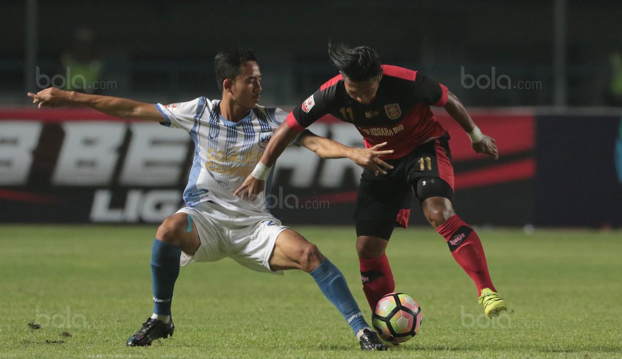 Pemain PSIS Semarang, Taufik Hidayat (kiri) berebut bola dengan pemain PS Mojokerto, Indra Setiawan pada laga 8 besar  grup Y Liga 2 Indonesia di Stadion GBLA, Bandung, Sabtu (18/11/2017). PSIS Semarang menang 3-0. (Bola.com/Nicklas Hanoatubun)