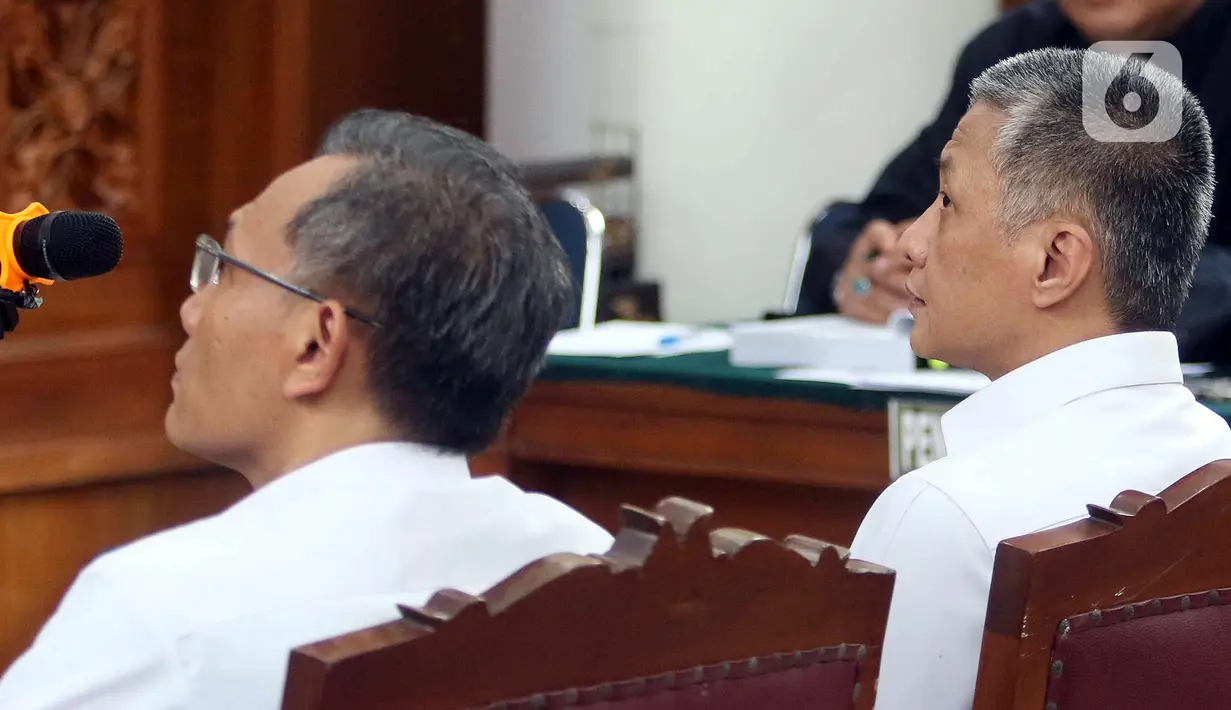 Terdakwa kasus merintangi penyidikan atau obstruction of justice pembunuhan berencana terhadap Brigadir Nopriansyah Yosua Hutabarat (Brigadir J), Hendra Kurniawan (kanan) dan Agus Nurpatria (kiri) menjalani sidang lanjutan di Pengadilan Negeri Jakarta Selatan, Kamis (3/11/2022). Sidang tersebut beragenda mendengarkan keterangan delapan orang saksi yang dihadirkan jaksa penuntut umum (JPU), salah satunya teknisi CCTV. (Liputan6.com/Herman Zakharia)