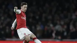 Pemain Arsenal, Mesut Ozil menjadi pemain bergaji tinggi di Arsenal dengan bayaran perminggu sekitar 300.000 pound sterling dan menerima durasi kontrak hingg 2021. (AP/Matt Dunham)